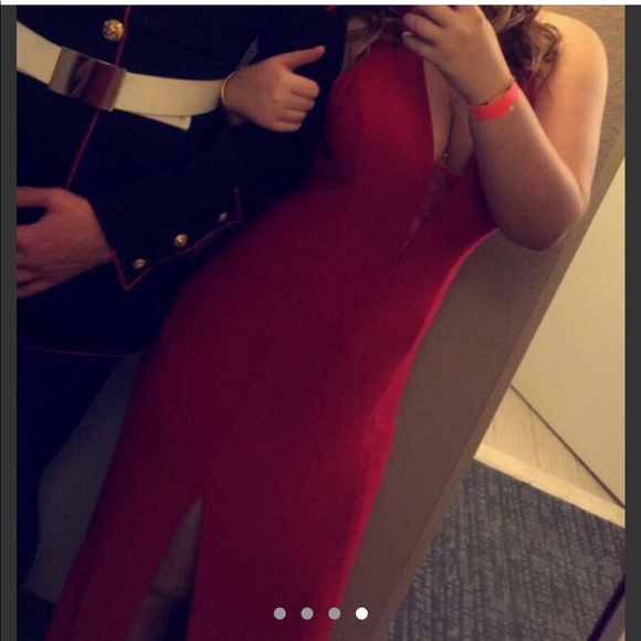 Red Gown - Picture 3 of 4